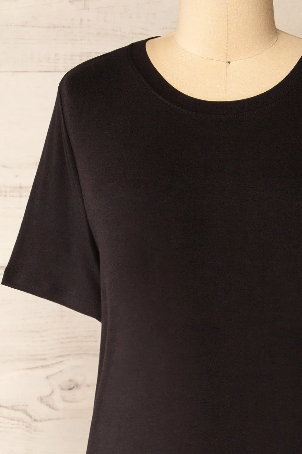 Bucarest Black | Relaxed Fit Midi Dress w/ Short Sleeves